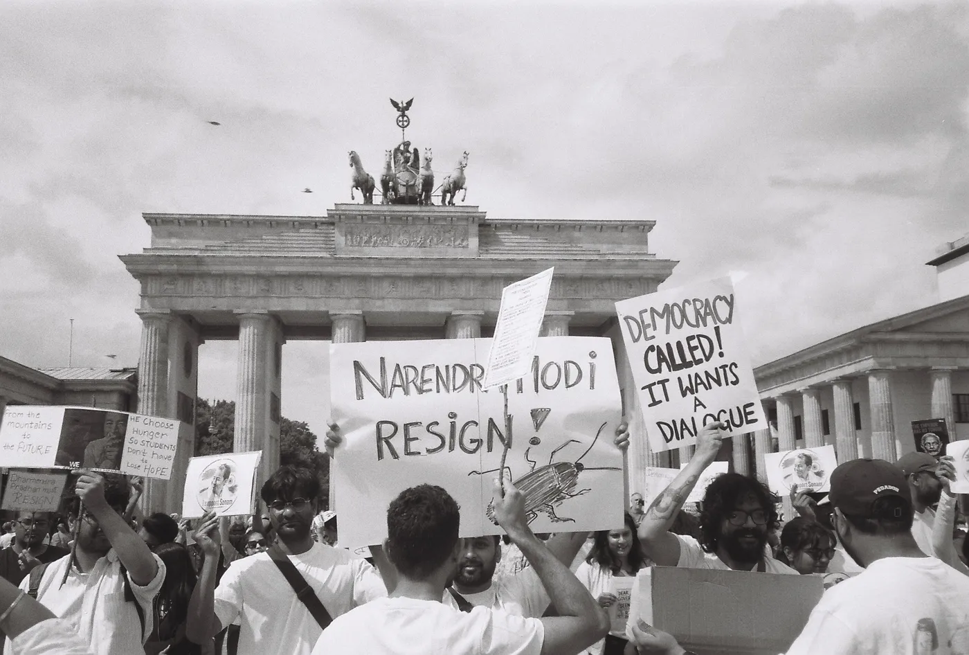 Cockraches say: resign!